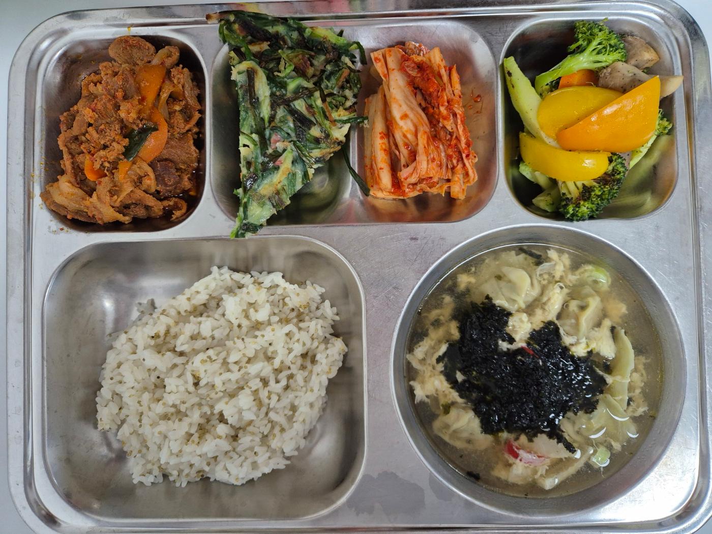 9월12일 식단(차조밥,야채가득물만두국,야채브로콜리무침,매콤제육불고기,애호박부추전,배추김치) 사진