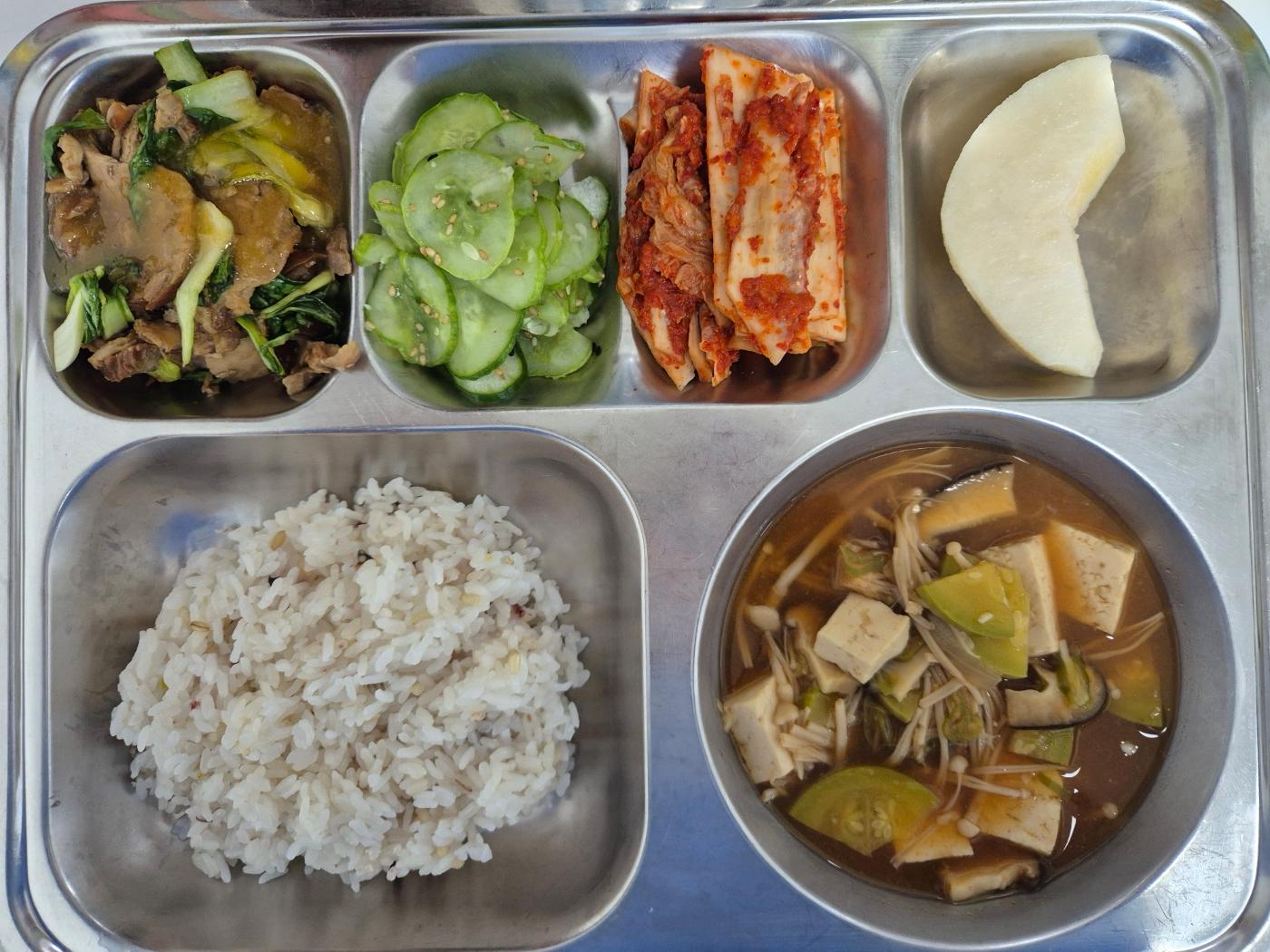 9월15일 식단(혼합잡곡밥,호박된장찌개,족발조림&마늘소스,오이동그랑무침,배추김치,강릉배) 사진