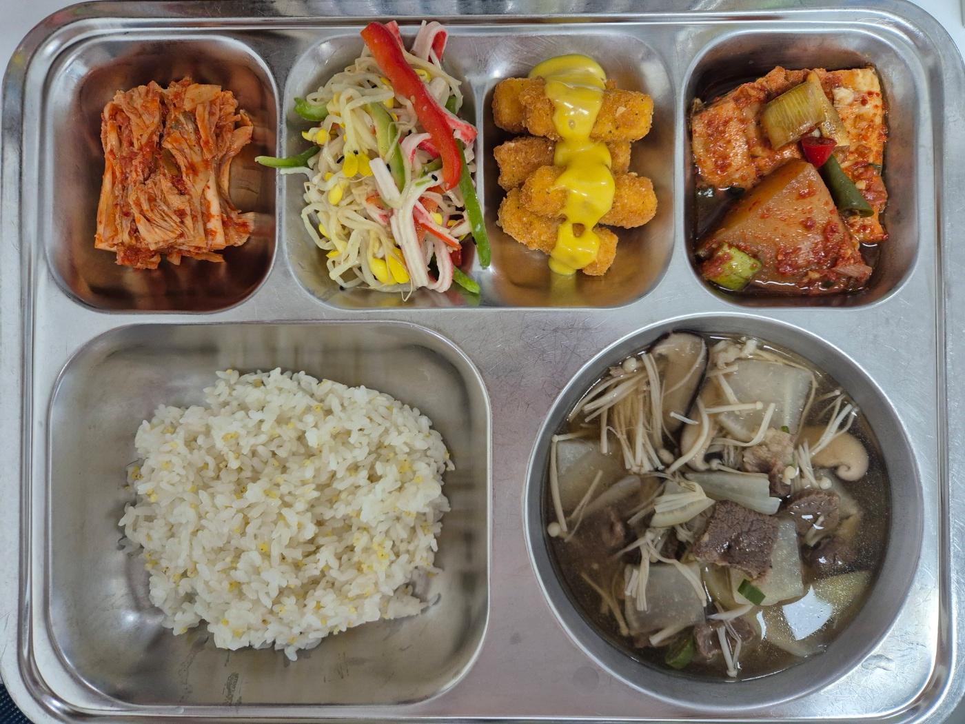 9월16일 식단(기장밥,쇠고기버섯국,이면수순살조림,유자단무지맛살콩나물냉채,크리스피두부스틱,배추김치) 사진