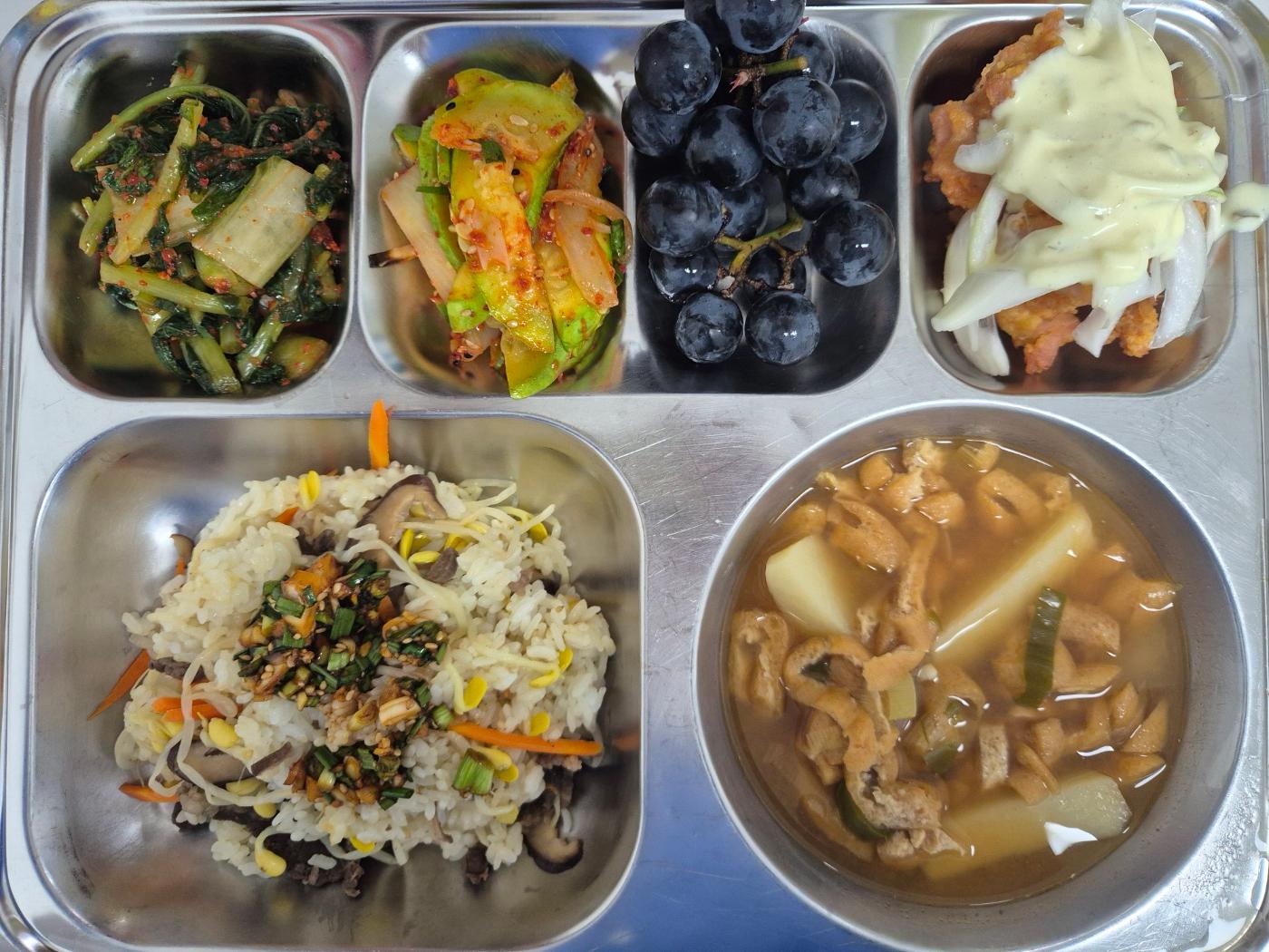 9월17일 식단(쇠고기콩나물밥,유부장국,애호박새우젓무침,순살치킨(어니언소스),열무김치,강릉포도) 사진