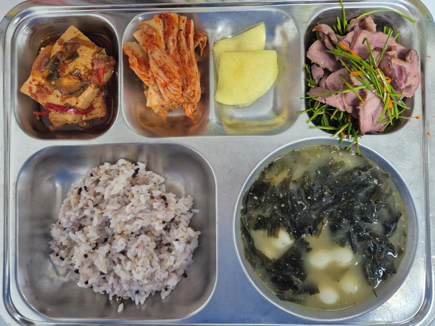 9월19일 식단(발아흑미밥,조랭이들깨미역국,우리콩두부조림,오리훈제&레몬무쌈,영양부추겉절이,배추김치) 사진