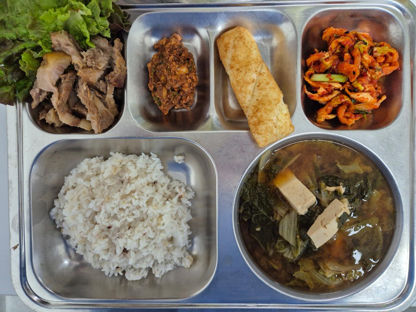 9월22일 식단(혼합잡곡밥,얼갈이배추국,오향장육,무말랭이무침,쌈채소/두부저염쌈장,쫄깃바삭크림치즈꽈배기) 사진