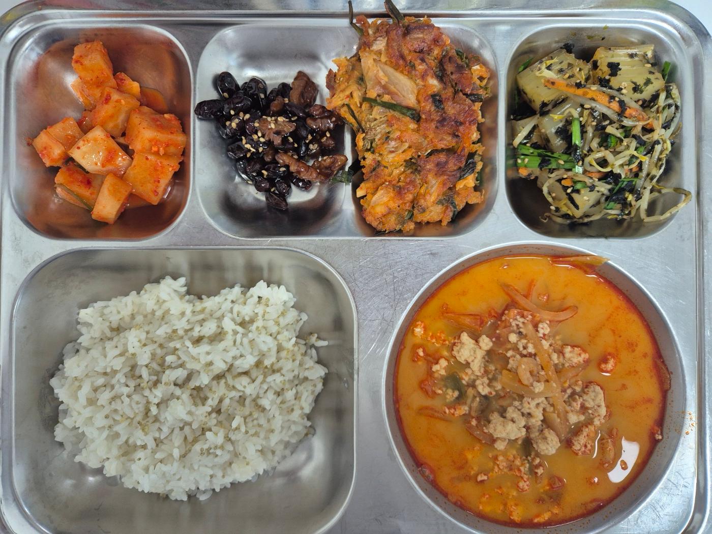 9월23일 식단(차조밥,짬뽕순두부,검정콩호두조림,청포묵무침,김치치즈전,깍두기) 사진