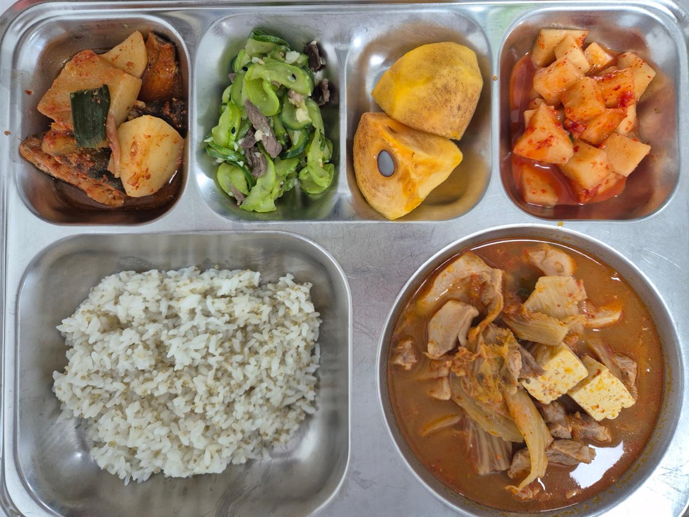 11월7일 식단(차조밥,고기듬뿍김치찌개(목살),니면수순살조림,오이뱃두리,깍두기,단감) 사진