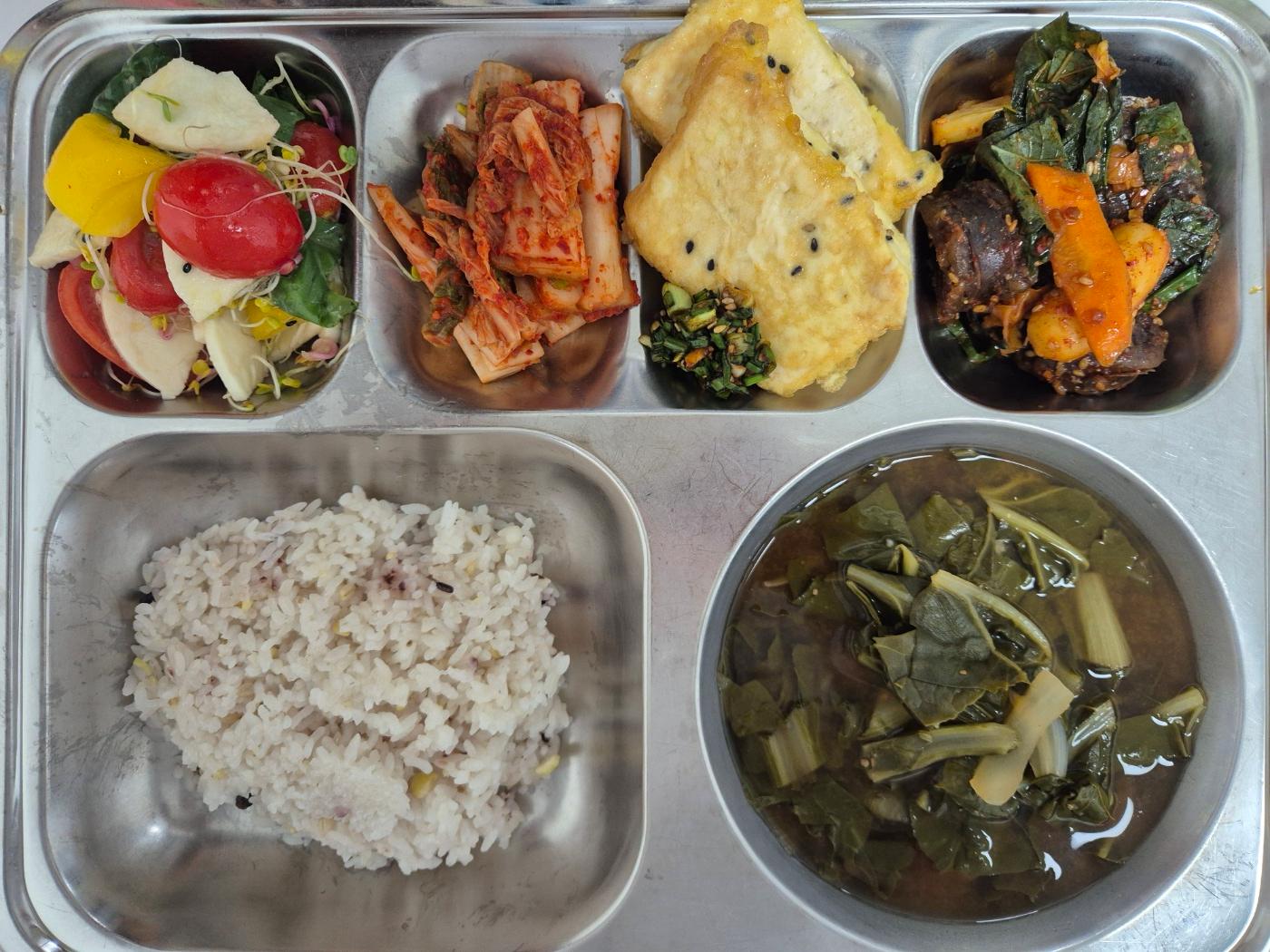 11월10일 식단(혼합잡곡밥,근대된장국,두부계란구이,순대야채볶음,배추김치,토마토치즈샐러드) 사진