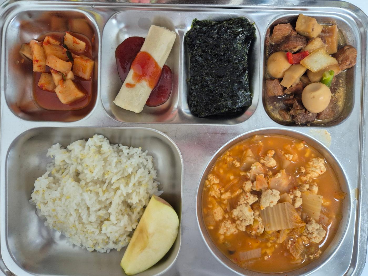 11월11일 식단(기장밥,김치순두부전골,돈육모듬장조림,고칼슘현미가래떡,돌김구이,배추김치,강릉사과) 사진