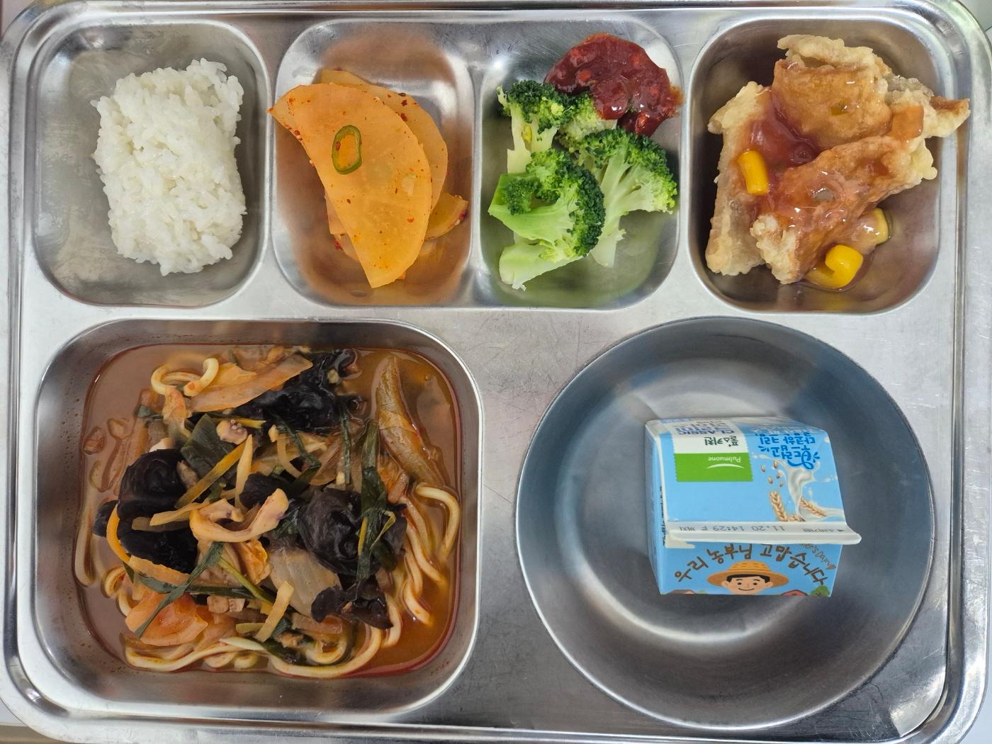 11월12일 식단(찹쌀밥(미니),해물짬뽕&면,브로콜리숙회,등심꿔바로우,저염단무지무침,크리미라이스라떼) 사진