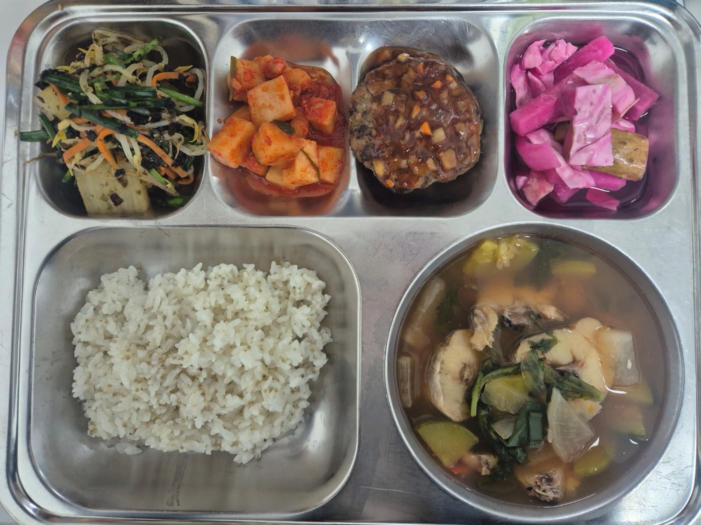 11월13일 식단(차조밥,대구매운탕,청포묵무침,수제함박스테이크,모듬야채피클(수제),깍두기) 사진