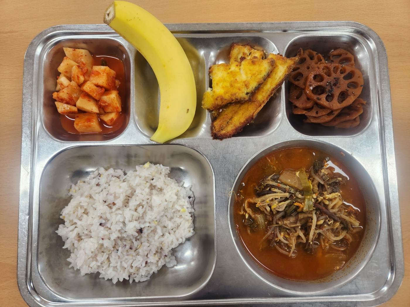 11월17일 식단(발아흑미밥,육개장,연근조림,가자미순살구이,깍두기,바나나) 사진