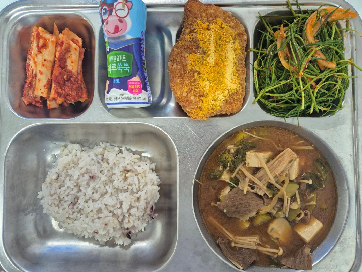 12월5일 식단(혼합잡곡밥,차돌된장찌개,세발아물무침,대만식지파이,배추김치,하루요거트(플래인)) 사진
