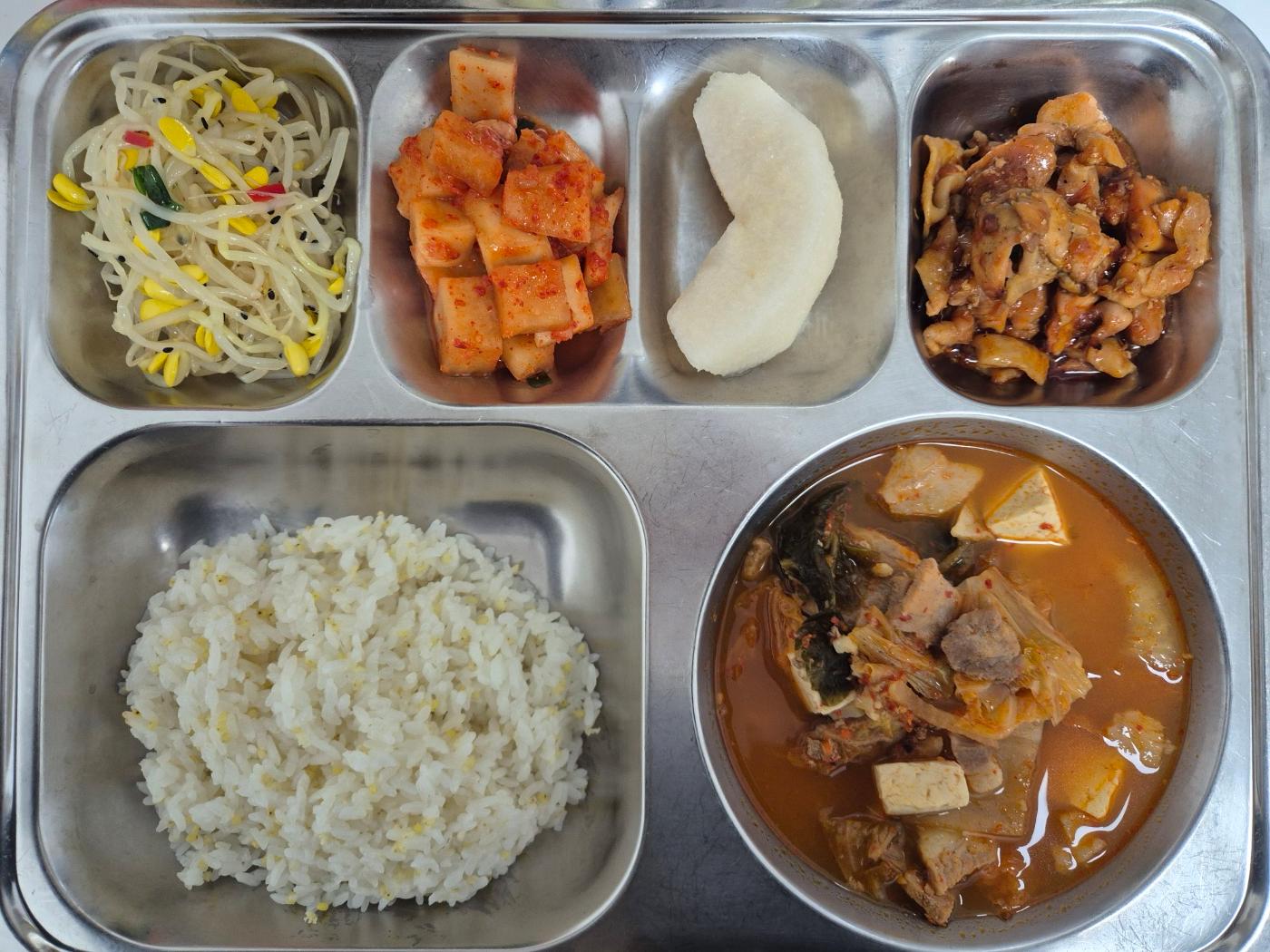 12월9일 식단(기장밥,고기듬뿍김치찌개(목살),치킨데리야끼구이,친환경콩나물무침,깍두기,친환경배(강릉)) 사진