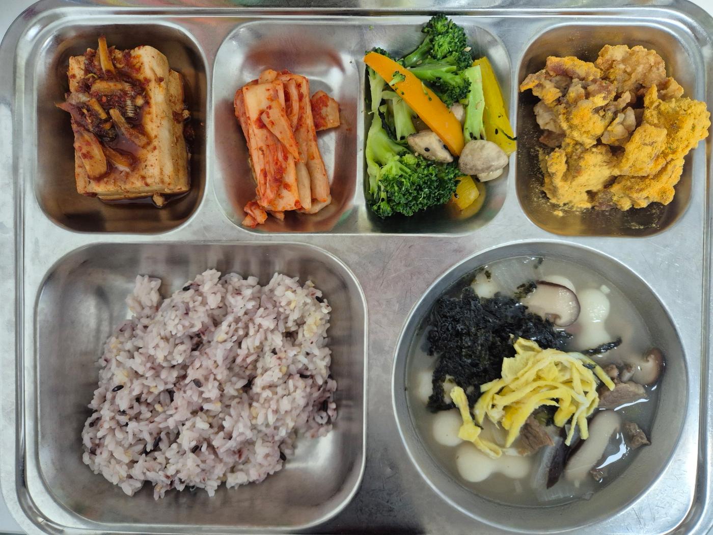 12월15일 식단(혼합잡곡밥,조랭이떡국,우리콩두부조림,뿌링클치킨,야채브로콜리샐러드,배추김치) 사진