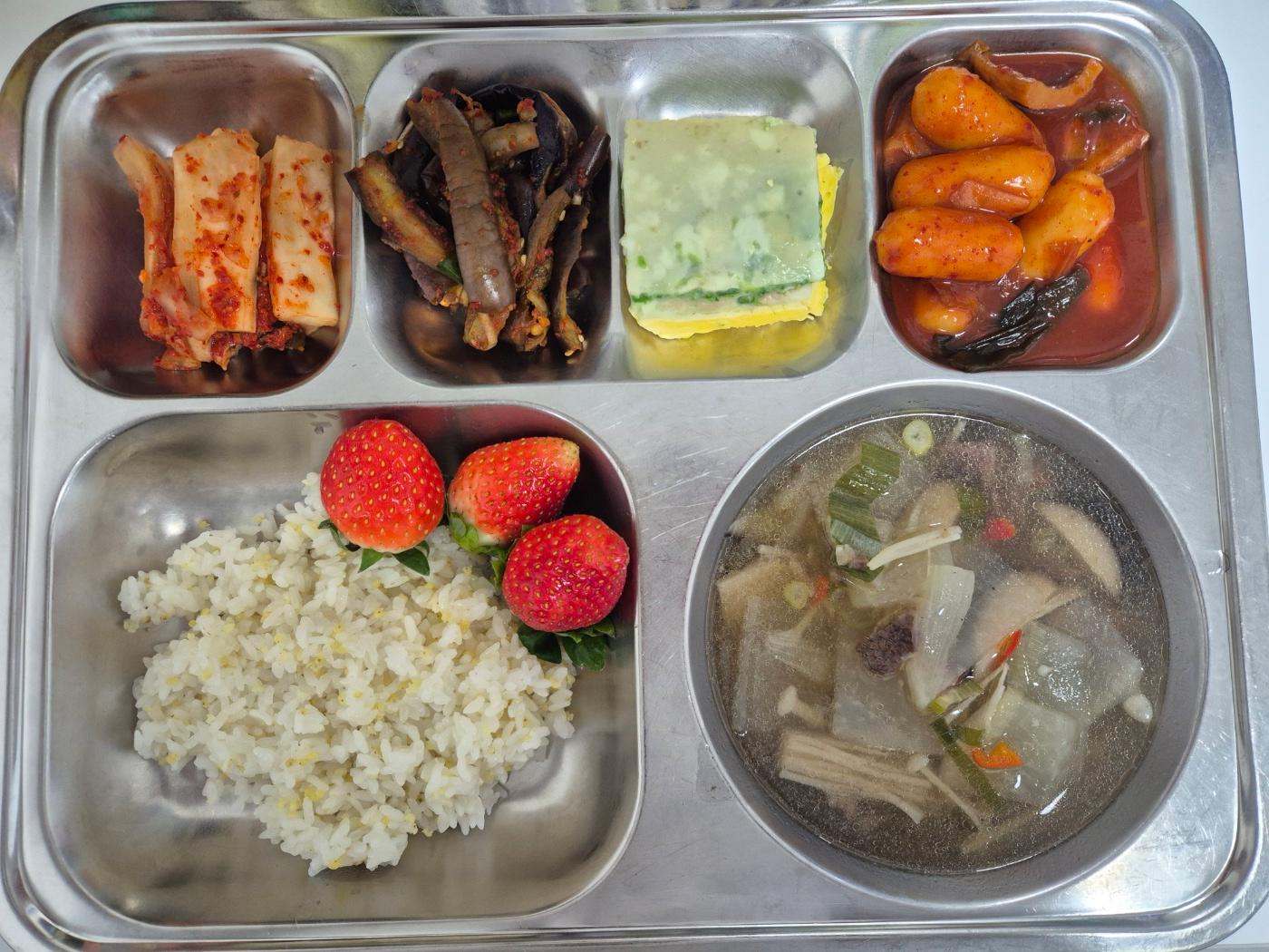 12월18일 식단(기장밥,쇠고기버섯국,삼색달걀찜,가지나물,우리쌀치즈쩍볶이,배추김치,강릉딸기) 사진