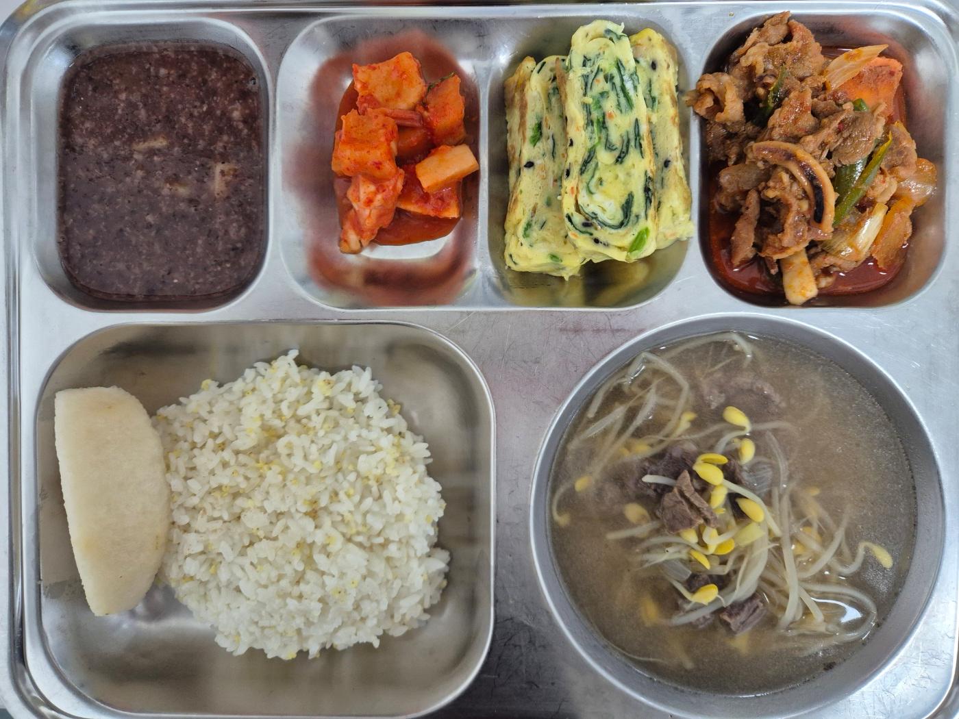 12월22일 식단(기장밥,쇠고기콩나물국,오삼불고기,시금치달걀말이,동지팥죽,깍두기,친환경배) 사진