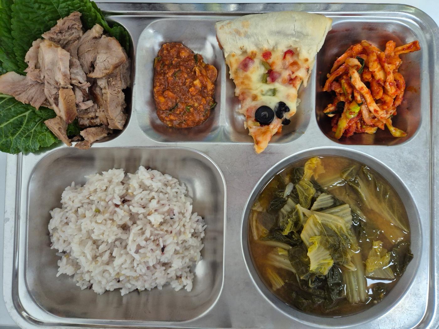 12월23일 식단(혼합잡곡밥,얼갈이배추국,오향장육,소시지크러스트콤비네이션피자,쌈배추/저염쌈장,무말랭이무침) 사진