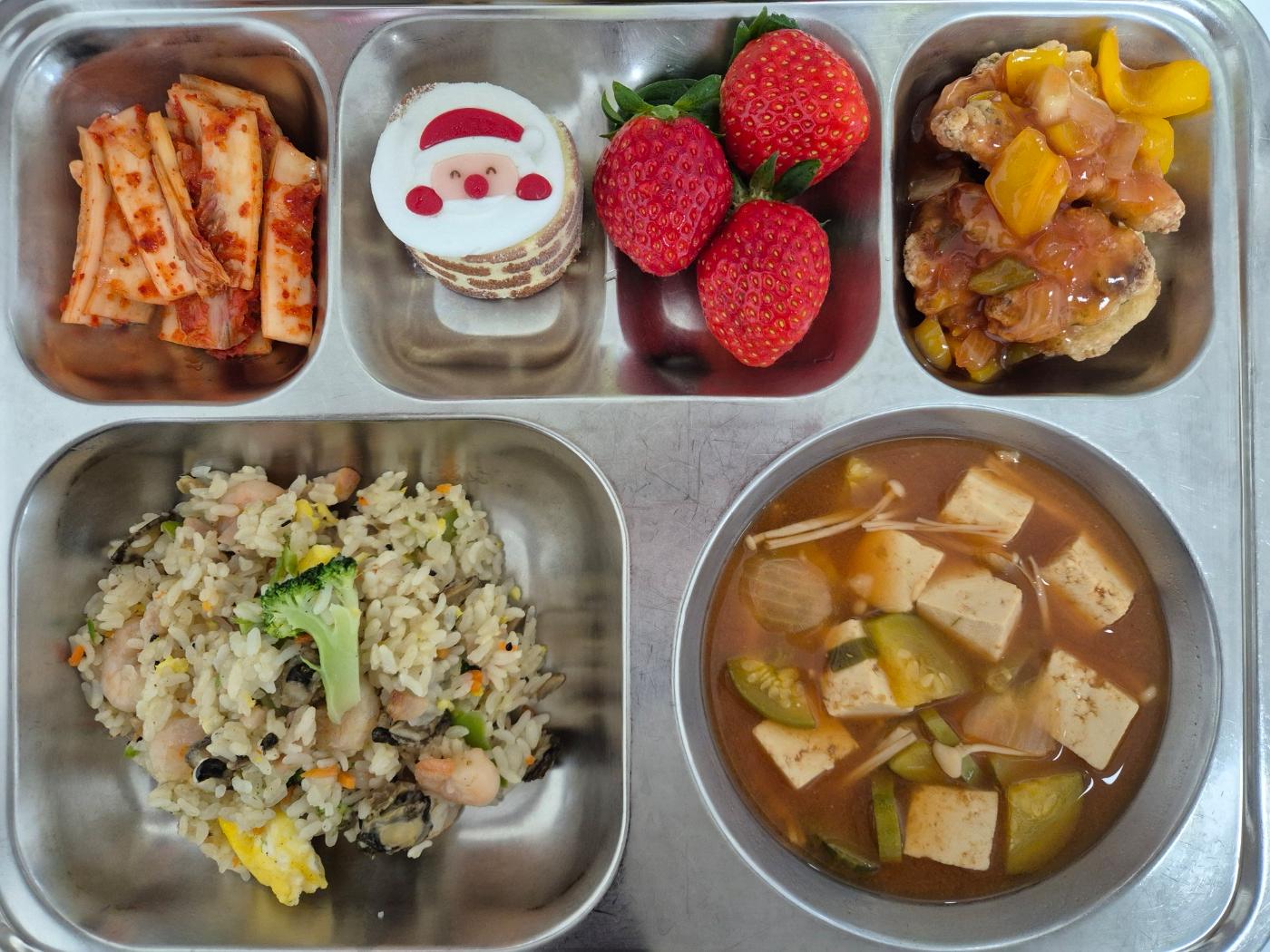 12월24일 식단(꼬마전복해물볶음밥,두부미소된장국,꿔바로우,배추김치,우리밀산타케익,딸기(강릉)) 사진