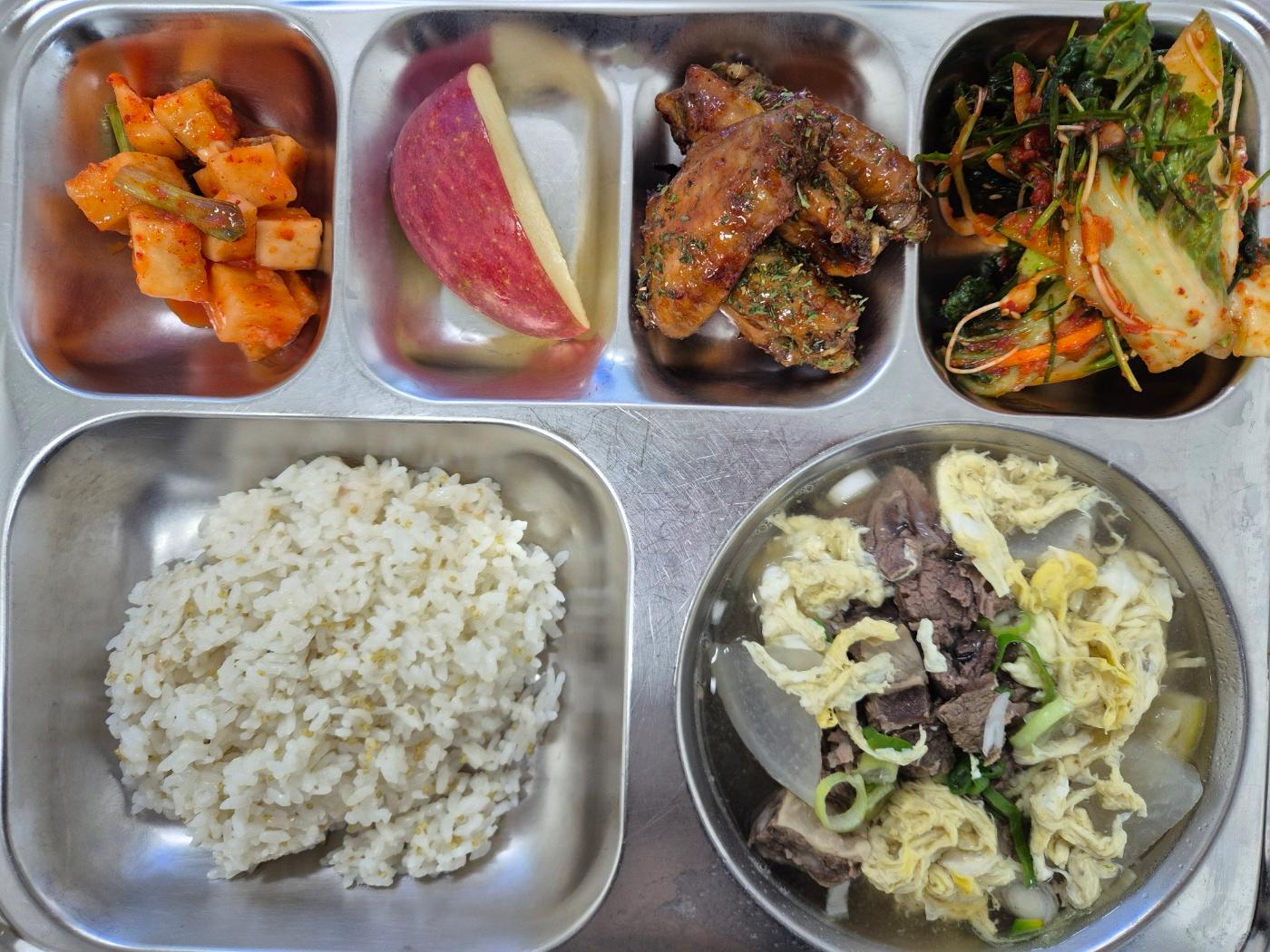 12월26일 식단(차조밥,한우갈비탕,봄동달래무침,닭날개데리야끼,깍두기,강릉사과) 사진