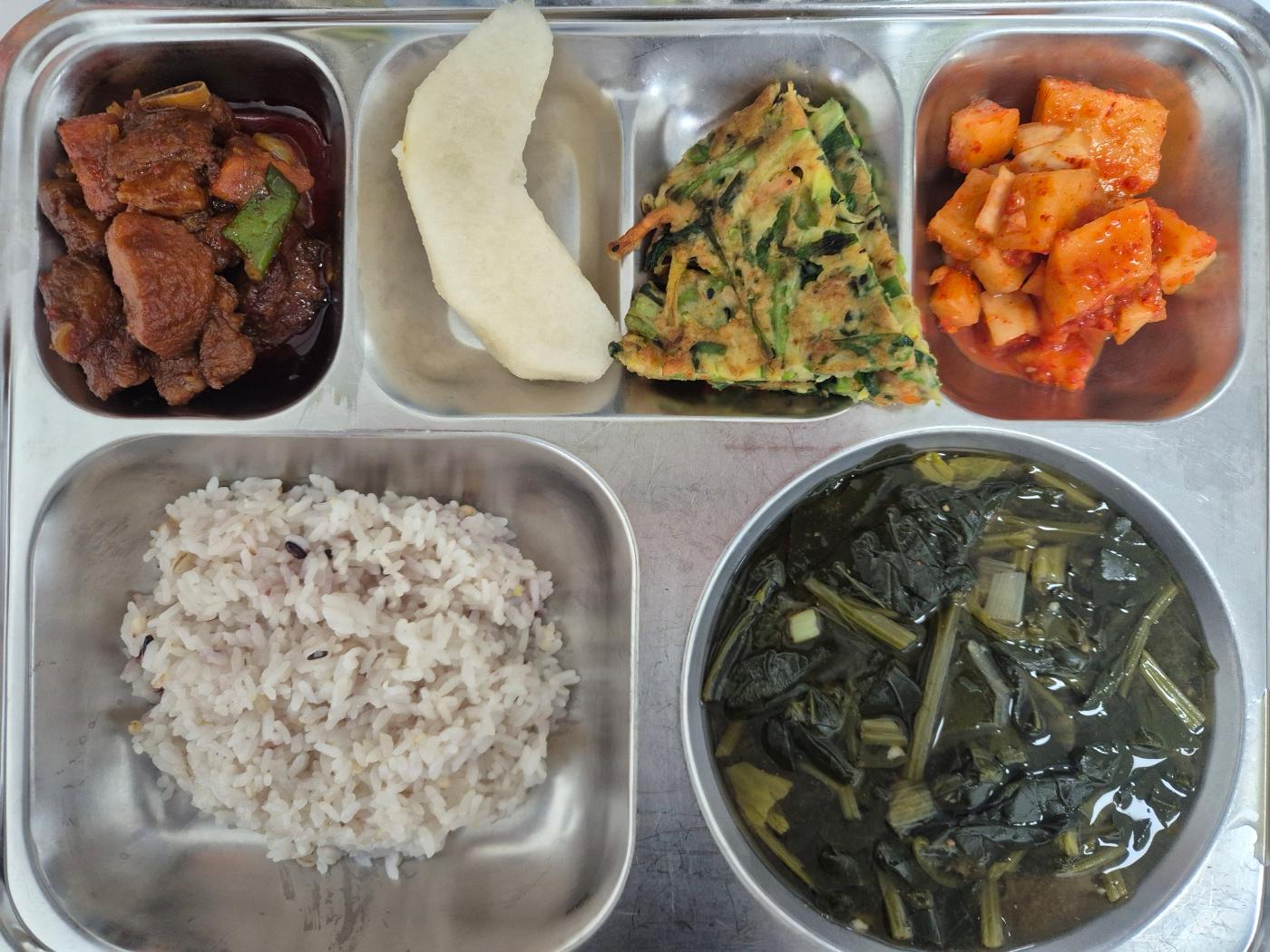 11월29일 식단(혼합잡곡밥,시금치된장국,매콤돼지갈비찜,애호박새우부추전,배추김치,친환경배) 사진