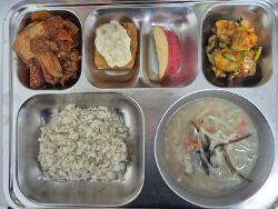 12월12일 식단(차조밥,들깨무채국,등갈비김치찜,세서미두부카츠(타라타르소스),오이동그랑무침,강릉사과) 사진