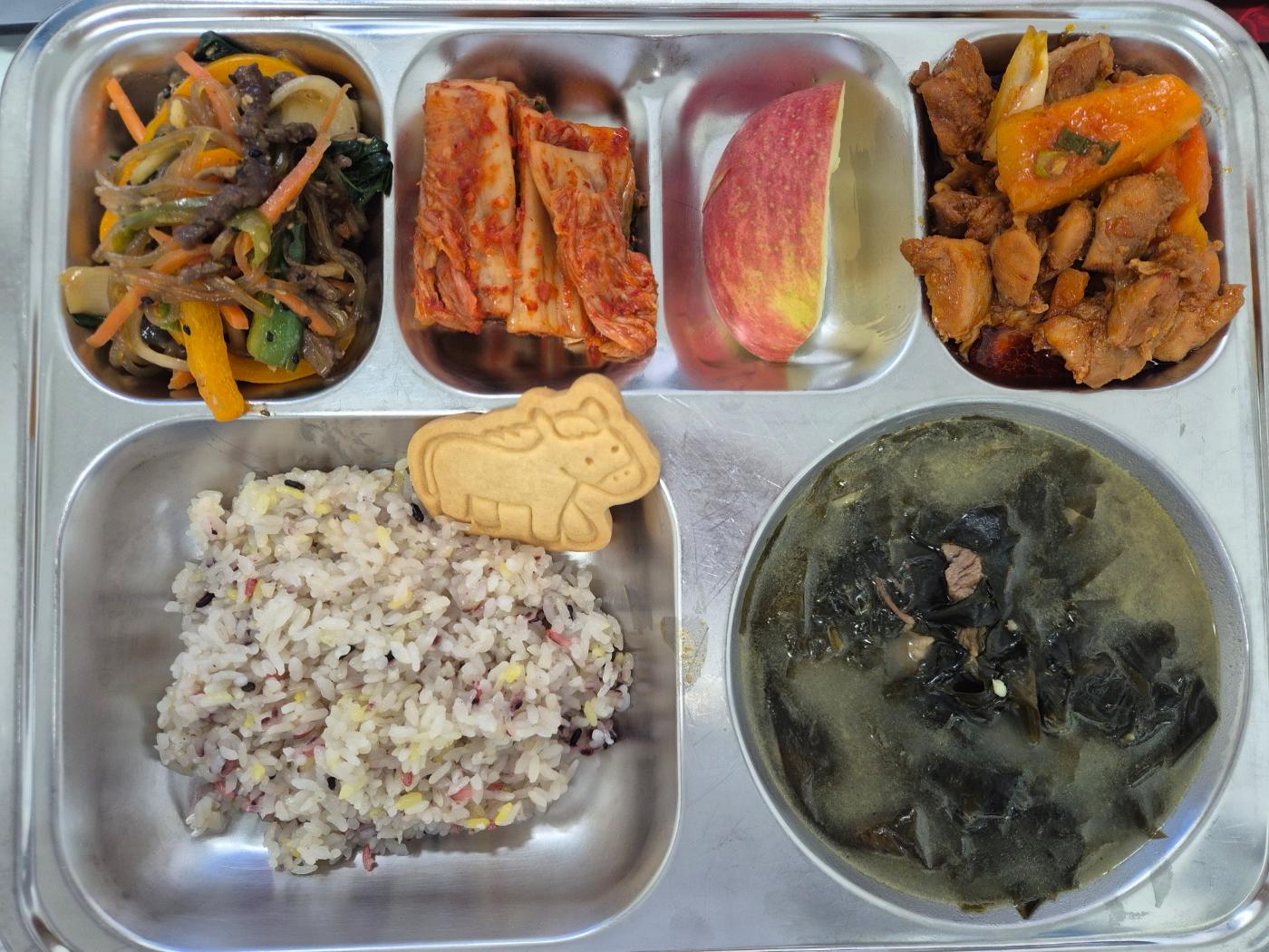 3월3일 식단(오색찰밥,쇠고기미역국,단호박닭조림,파프리카잡채,배추김치,2026말띠쿠키,강릉사과) 사진