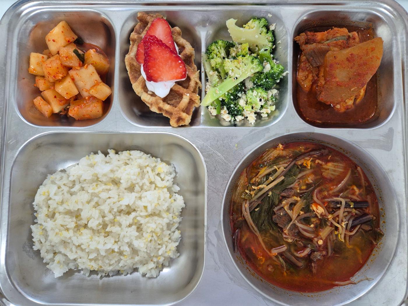 3월5일 식단(기장밥,육개장,이면수순살조림,브로콜리두부참깨무침,깍두기,미니딸기크로플) 사진