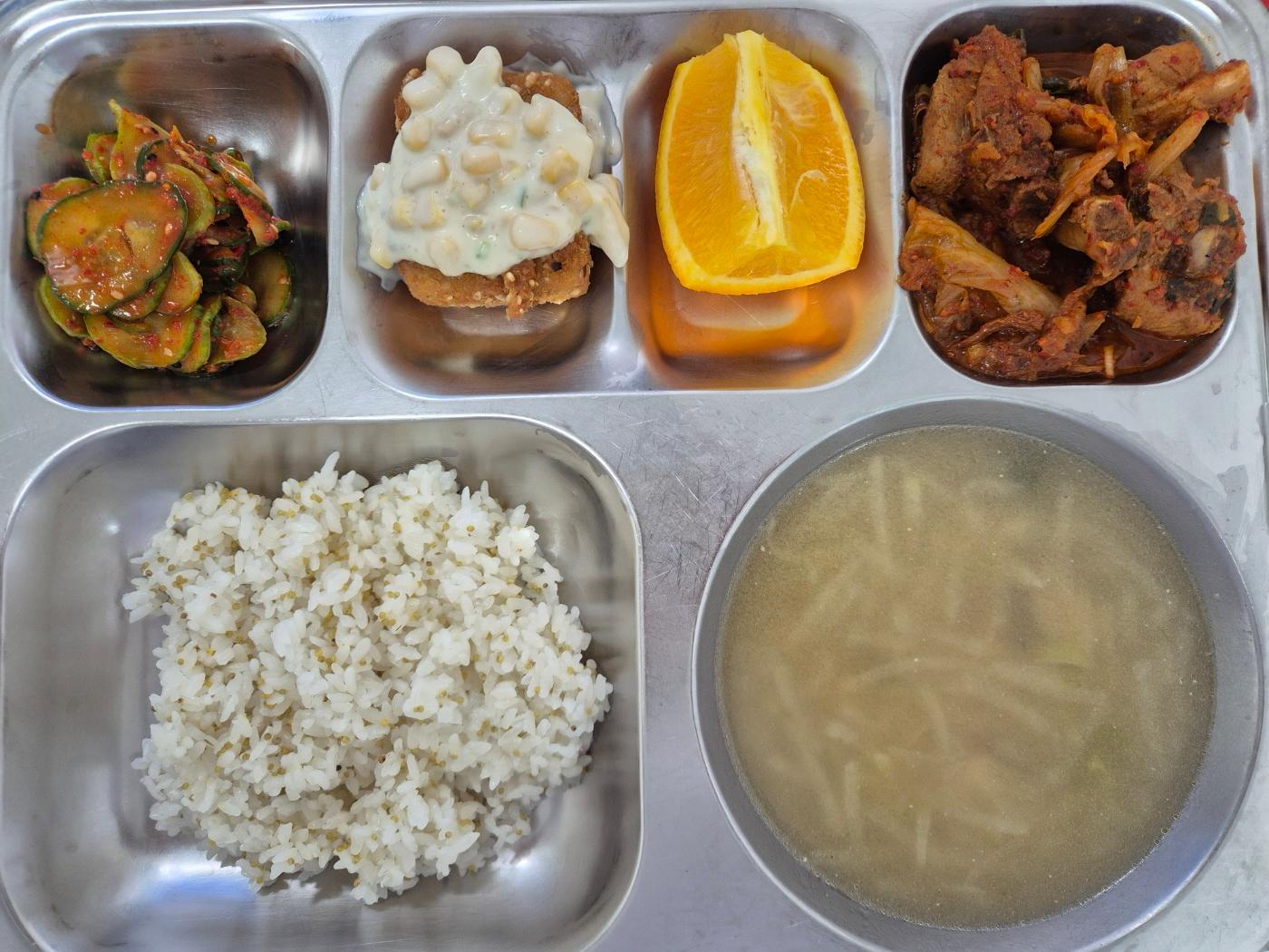 3월6일 식단(차조밥,들깨미역국,등갈비김치찜,세서미두부카츠&타르타르소스,오이동그랑무침,오렌지) 사진