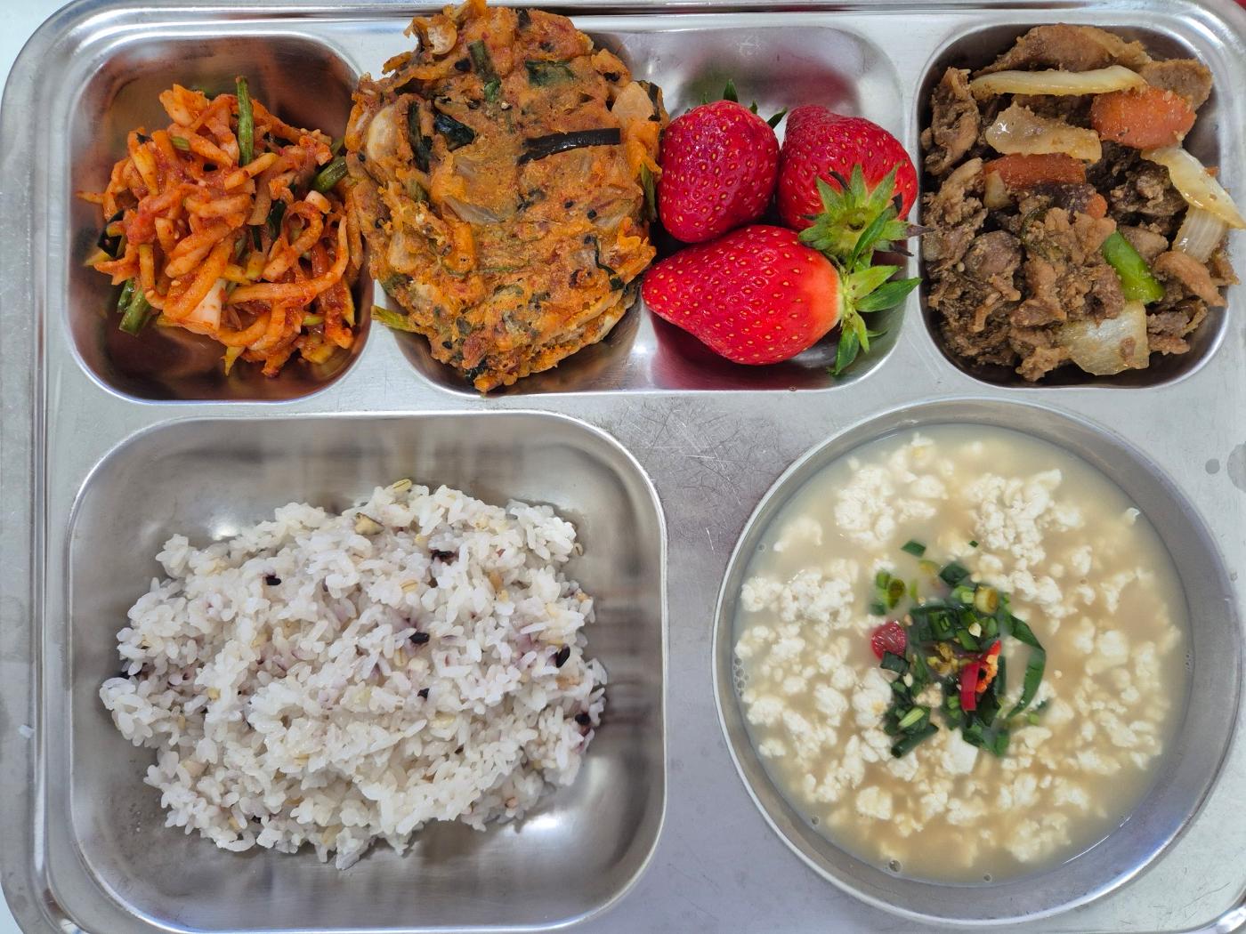 3월9일 식단(혼합잡곡밥,우리콩순두부&양념장,돈육간장불고기,김치치즈전,미나리무생채,강릉딸기) 사진