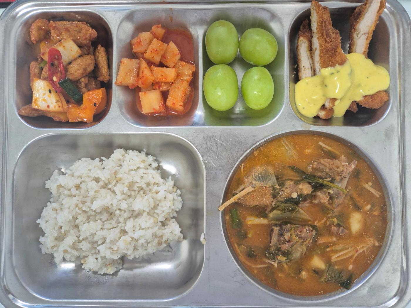 3월12일 식단(찰보리밥,우거지감자탕,우엉어묵조림,수제치킨가스/소스,깍두기,청포도) 사진