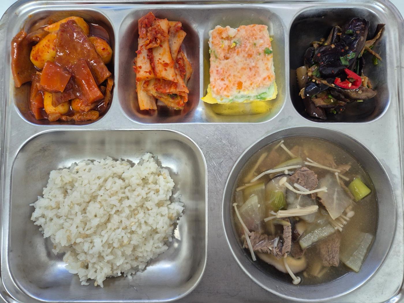 3월13일 식단(발아흑미밥,쇠고기버섯국,삼색달걀찜,가지나물,우리쌀치즈떡볶이,배추김치) 사진