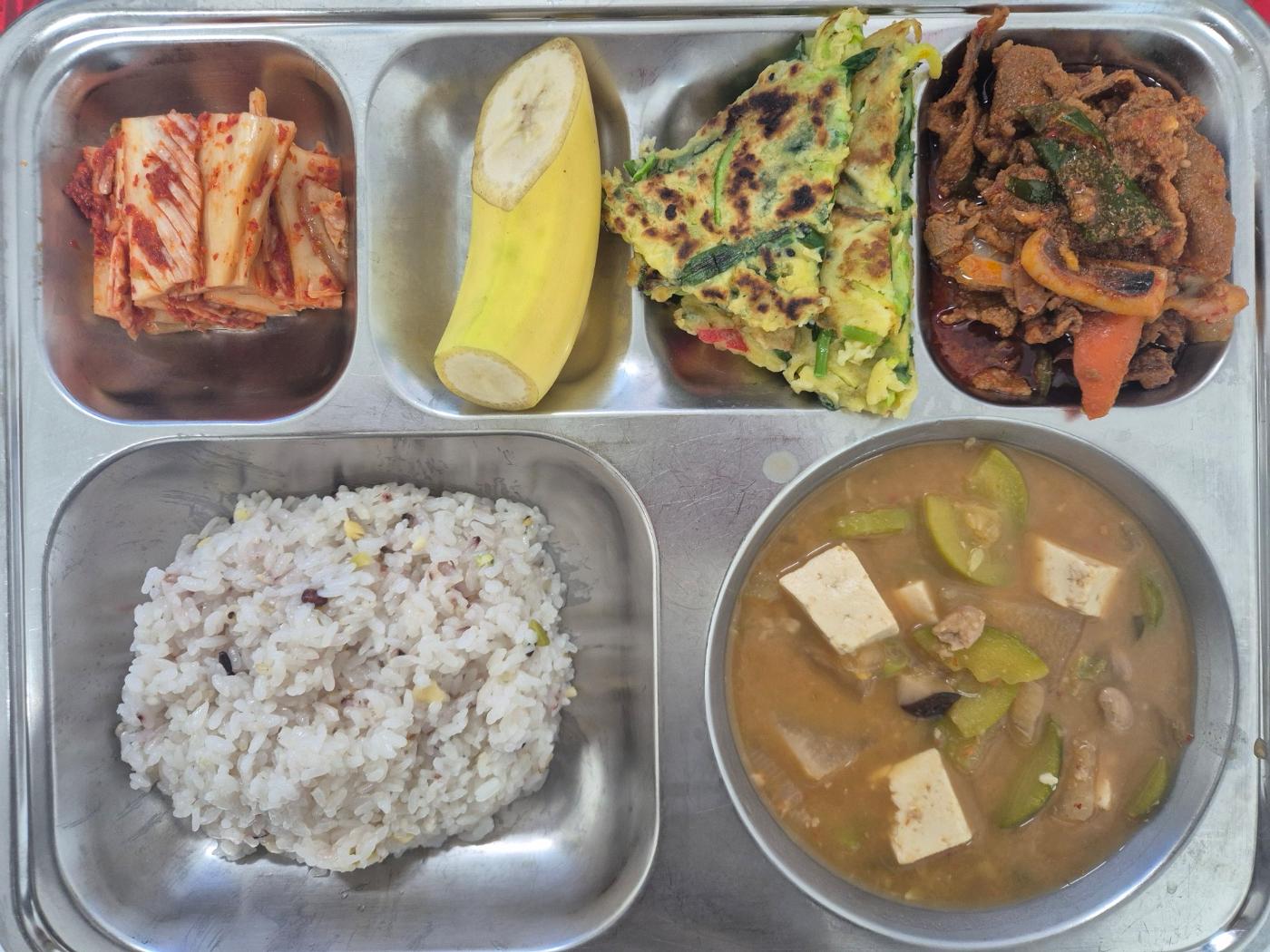 3월17일 식단(혼합잡곡밥,우리콩청국장찌개,오삼불고기,애호박전,배추김치,바나나) 사진