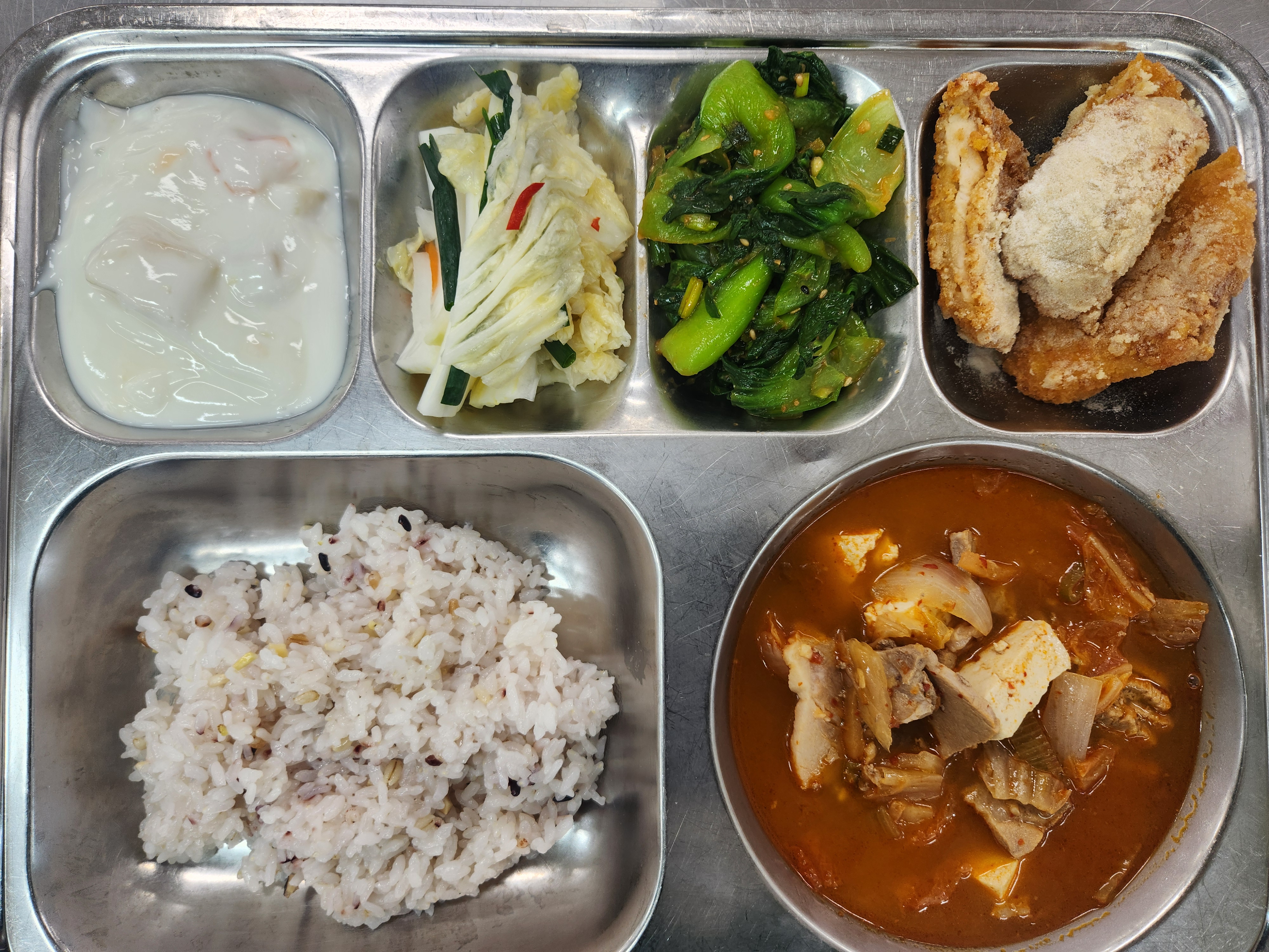 3월23일 식단(혼합잡곡밥,고기듬뿍김치찌개(목살),청경채나물,대만식지파이,백김치,망고수제요거트) 사진