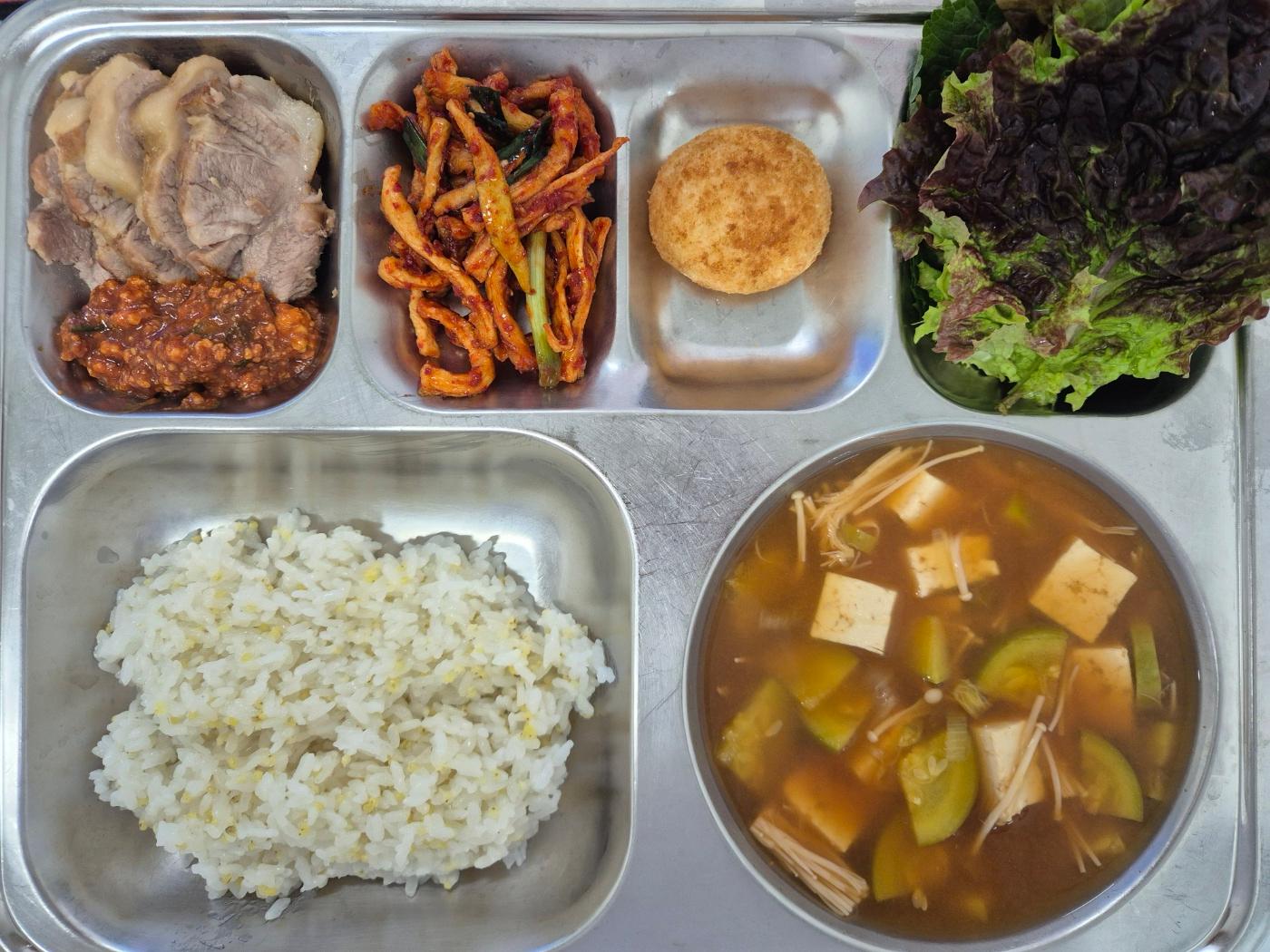 3월30일 식단(기장밥,팽이버섯된장찌개,오향장육,무말랭이무침,쌈채소/두부저염쌈장,모짜렐라치즈볼) 사진