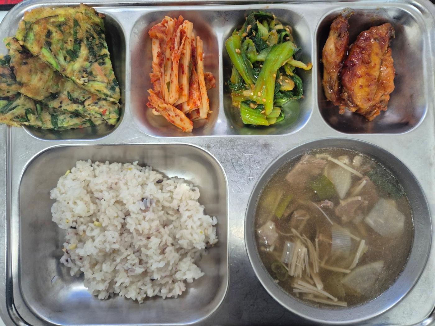 4월2일 식단(혼합잡곡밥,쇠고기버섯국,닭봉굴소스볶음,청경채나물,애호박새우부추전,배추김치) 사진