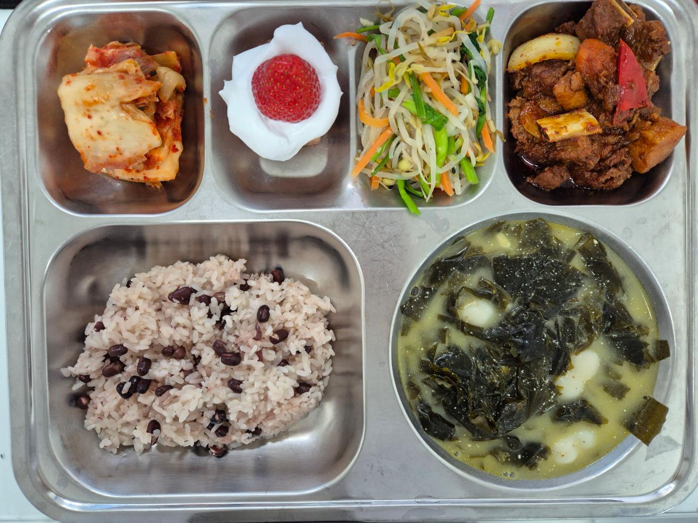 4월7일 식단(팥찰밥,조랭이들깨미역국,매콤돼지길비찜,삼색나물무침,배추김치,생딸기초코롤케익) 사진