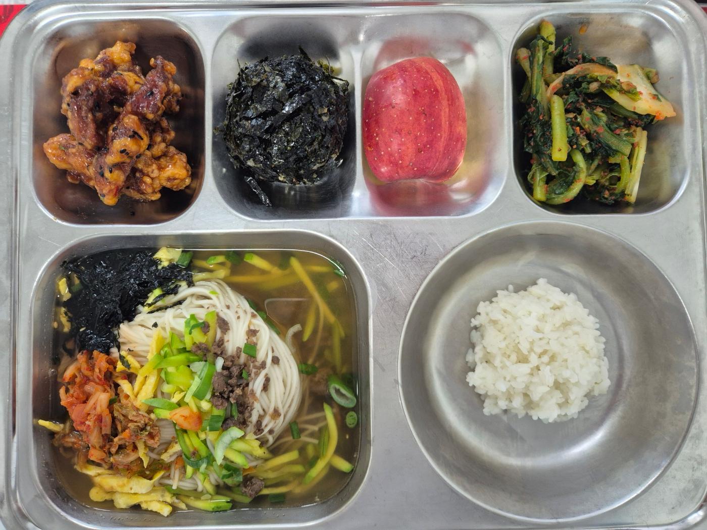 4월8일 식단(무장아찌주먹밥,잔치국수,깐풍치킨,열무김치,강릉사과,찹쌀밥(자율)) 사진