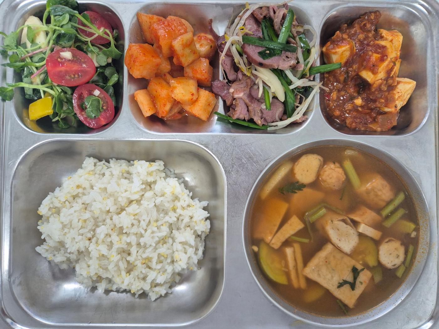 4월10일 식단(기장밥,어묵매운탕,마파두부,훈제오리숙주볶음,방울토마토치즈샐러드,깍두기) 사진