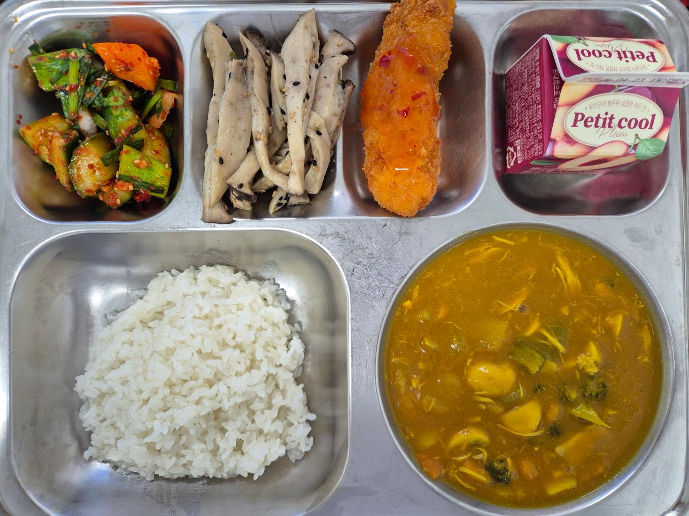 4월15일 식단(브로콜리치킨카레라이스,5마리통새우꼬치,오이부추무침,새송이버섯구이,쁘띠쿨자두음료) 사진