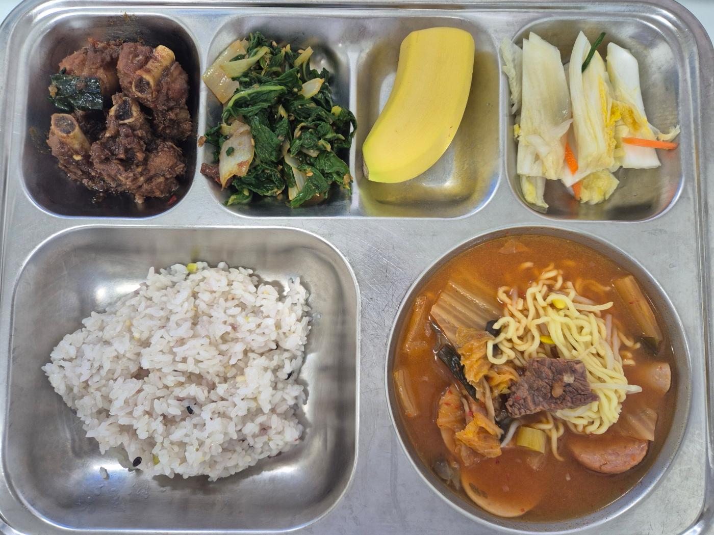 4월16일 식단(혼합잡곡밥,부대찌개&사리,등갈비찜,근대나물무침,백김치,바나나) 사진