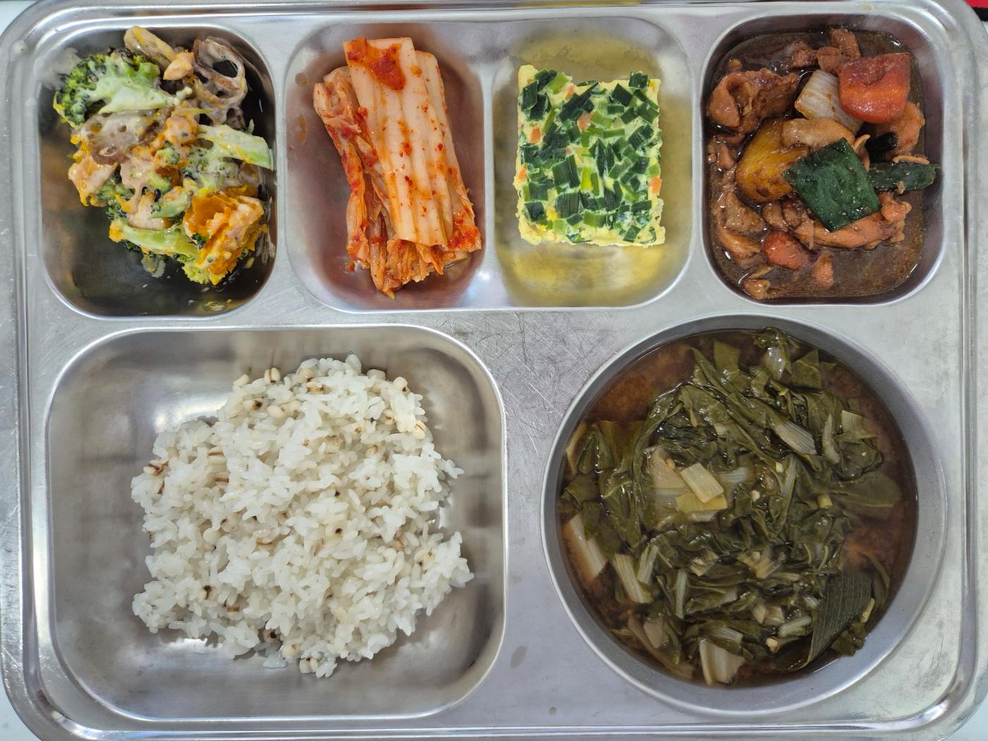 4월20일 식단(율무밥,근대된장국,안동찜닭,달걀찜,단호박연근브로콜리&참깨흑임자드레싱,배추김치) 사진