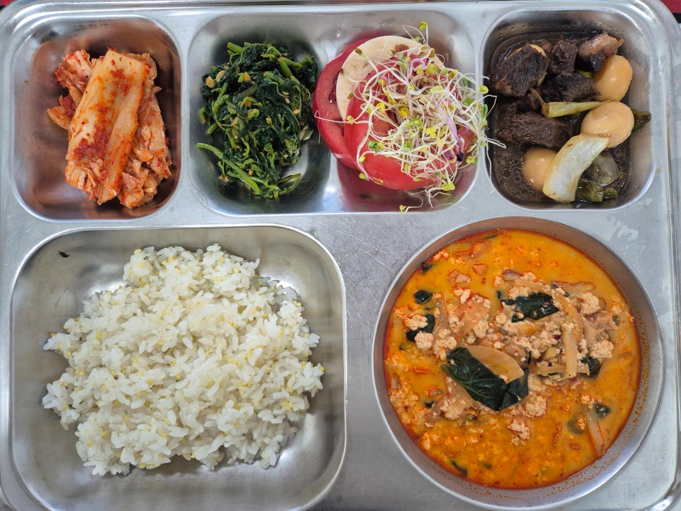 4월21일 식단(기장밥,짬뽕순두부,쇠고기메추리알조림,비름나물무침,배추김치,카프레제샐러드) 사진