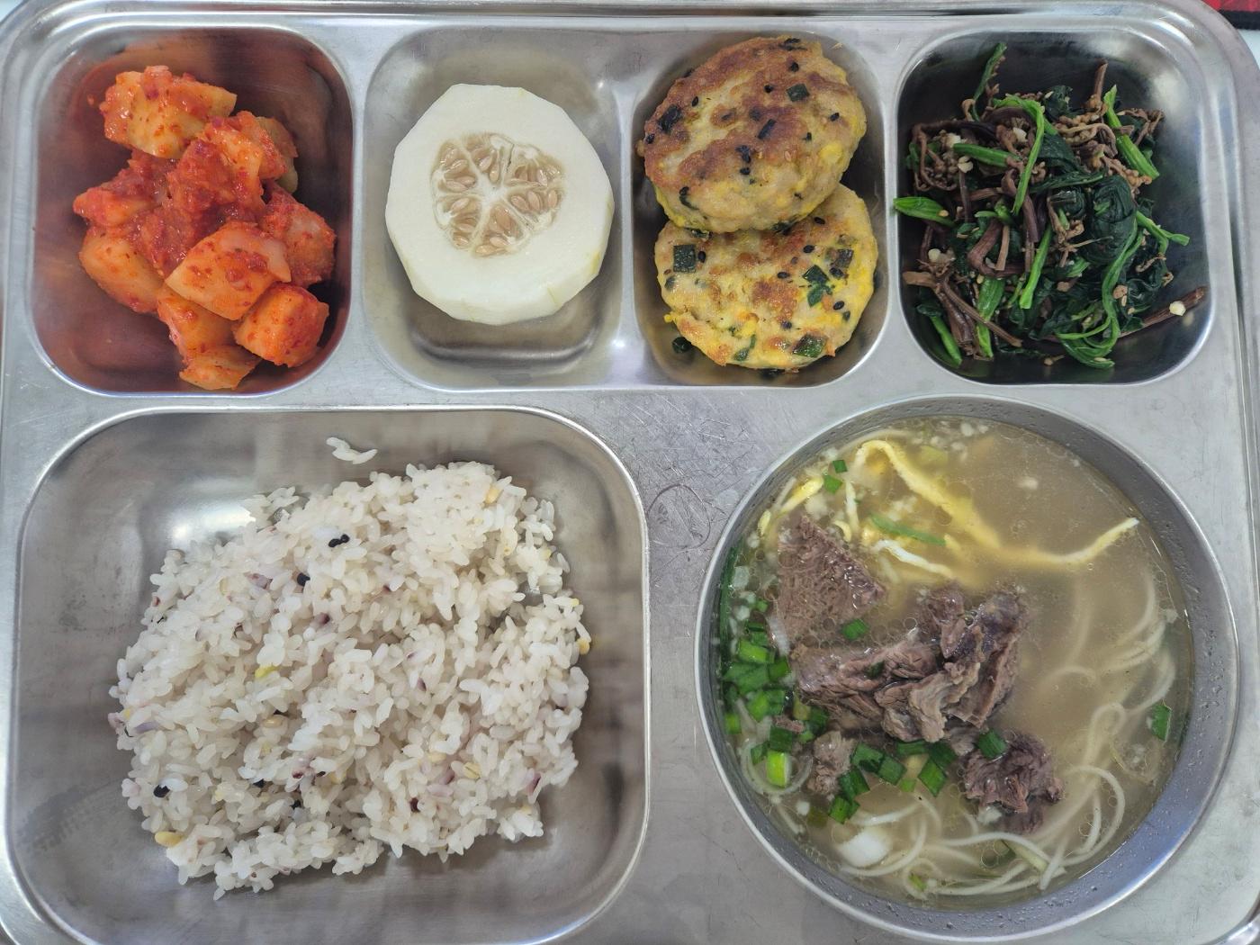 4월23일 식단(혼합잡곡밥,설렁탕/소면,고사리&시금치나물,통통왕고기완자,깍두기,금싸라기참외) 사진