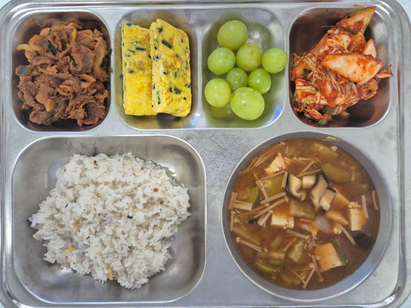 4월27일 식단(혼합잡곡밥,호박된장찌개,매콤제육불고기,날치알톡톡달걀말이,배추겉절이,청포도) 사진