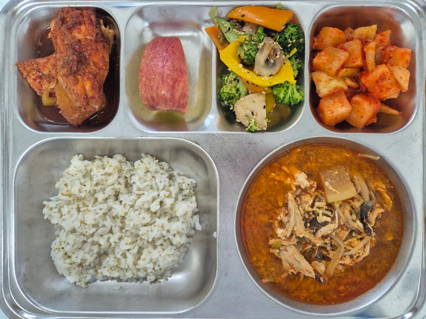 4월27일 식단(차조밥,닭개장,삼치순살조림,야채브로콜리무침,깍두기,강릉사과) 사진