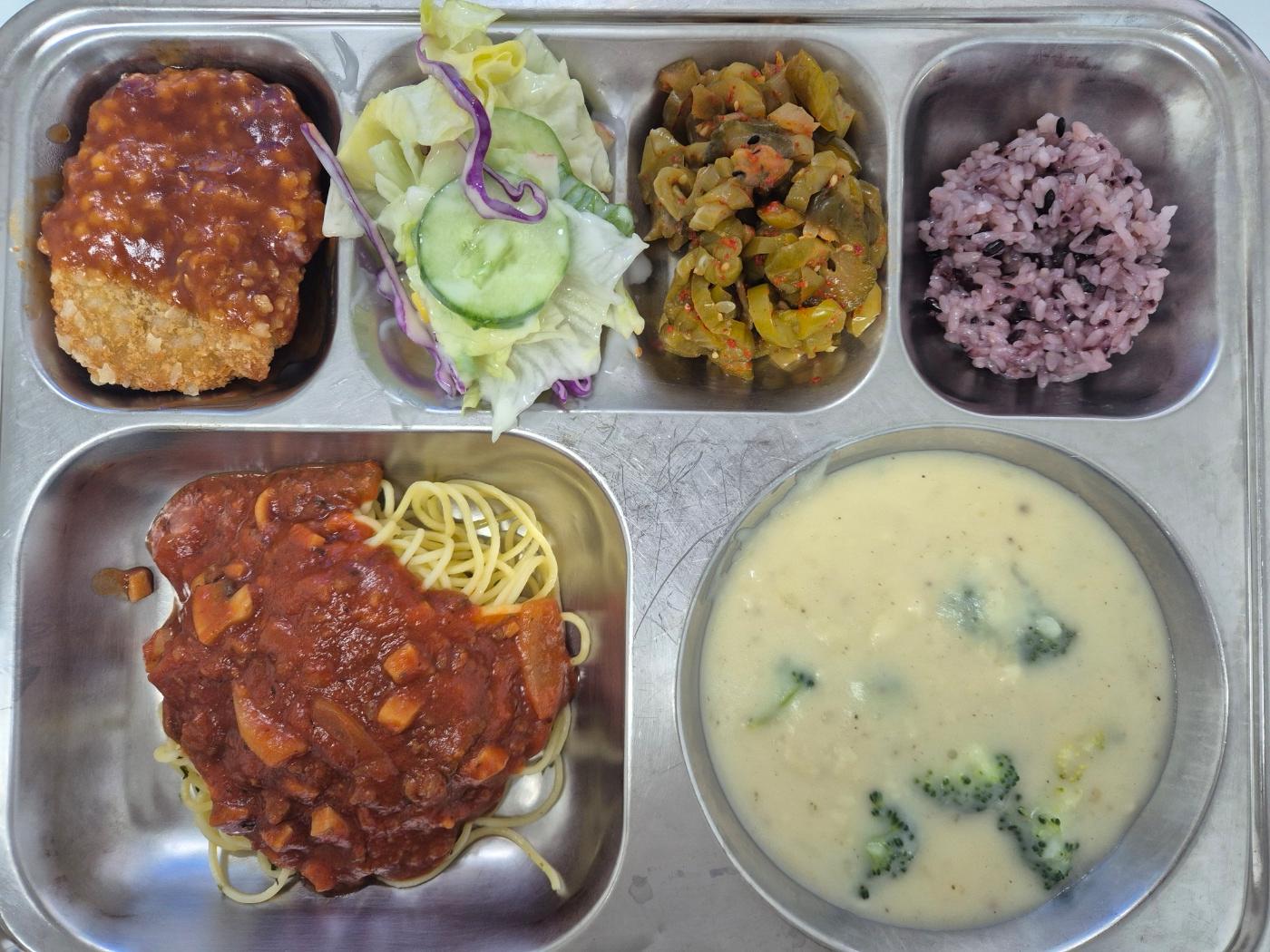4월28일 식단(미니흑미찰밥,감자브로콜리스프,돈카츠,토마토스파게티,그린과일샐러드,꼬들오이지무침) 사진