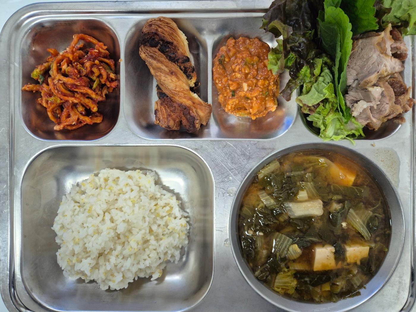 4월30일 식단(기장밥,얼갈이배추국,오향장육,쌈채소/두부저염쌈장,무말랭이무침,초코칩트위스트) 사진