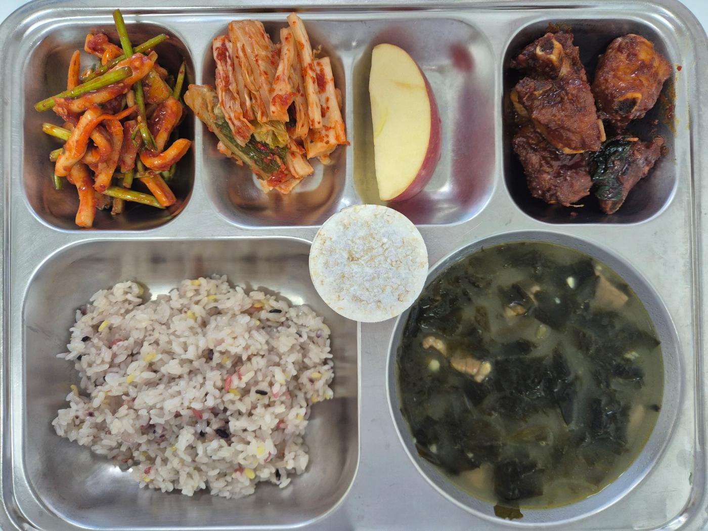 5월4일 식단(오색찰밥,쇠고기미역국,등갈비찜,오징어미나리무침,배추김치,강릉사과,보름달우리쌀칩) 사진