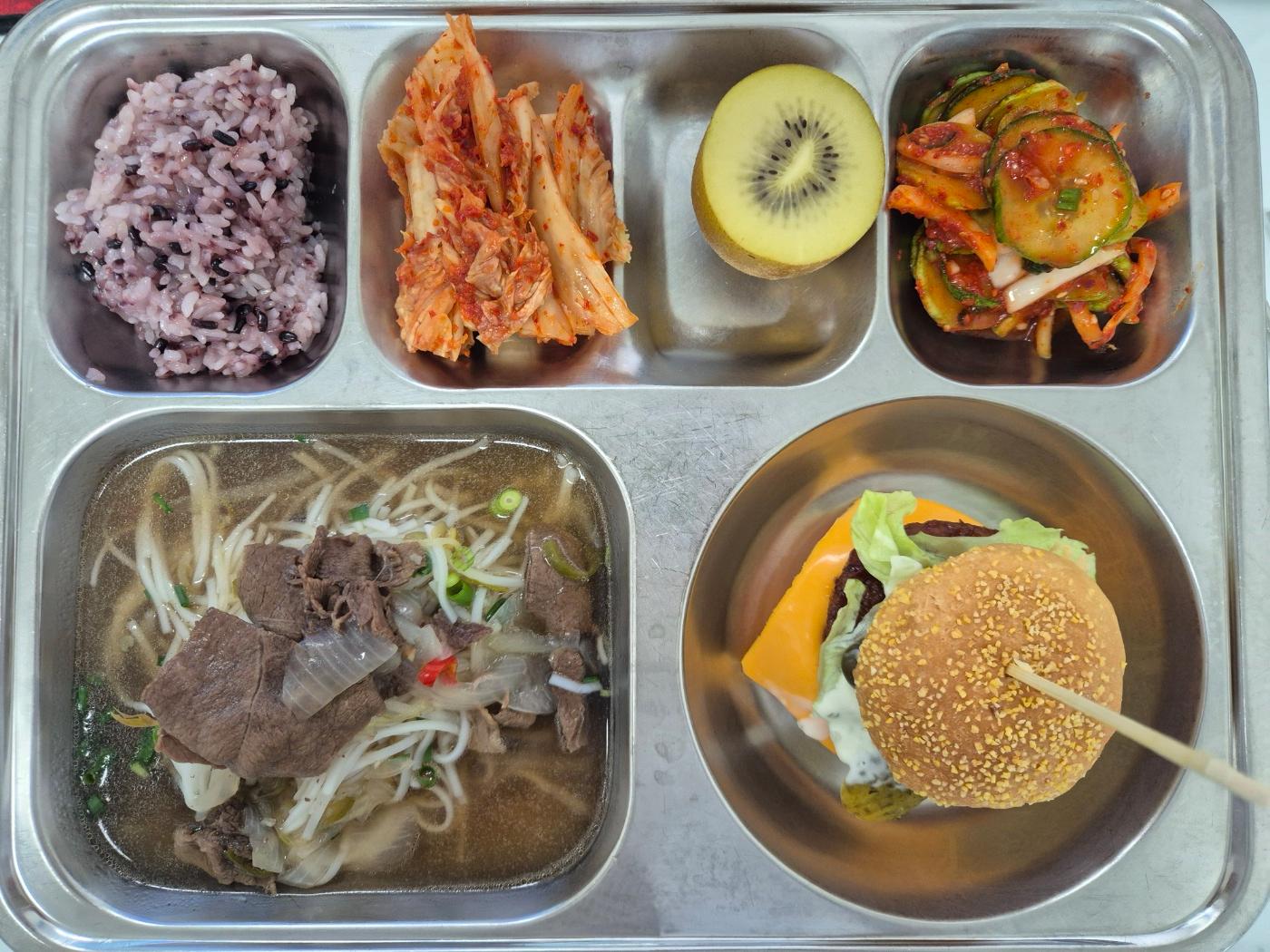 5월6일 식단(찹쌀밥(자율),베트남쌀국수,수제햄버거,오이동그랑무침,배추김치,골드키위) 사진