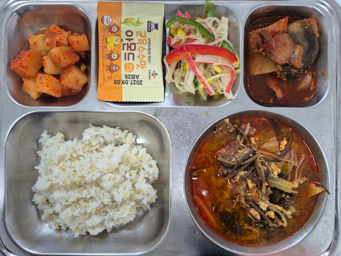 5월7일 식단(기장밥,육개장,이면수순살조림,유자단무지맛살냉채,깍두기,군옥수수맛아몬드) 사진