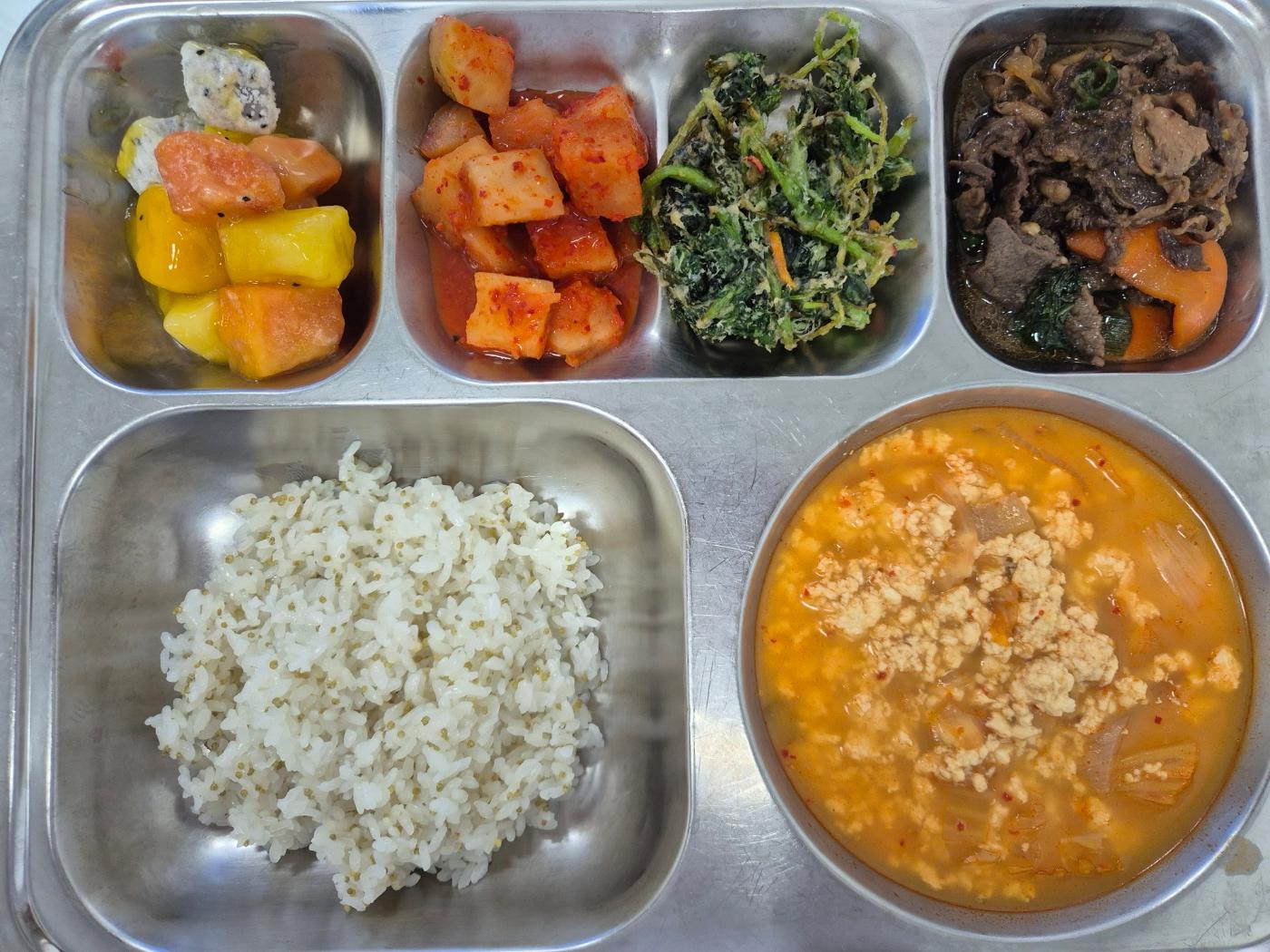 5월8일 식단(차조밥,김치순두부전골,불고기분모자볶음,참나물전,깍두기,열대4랑망고샐러드) 사진