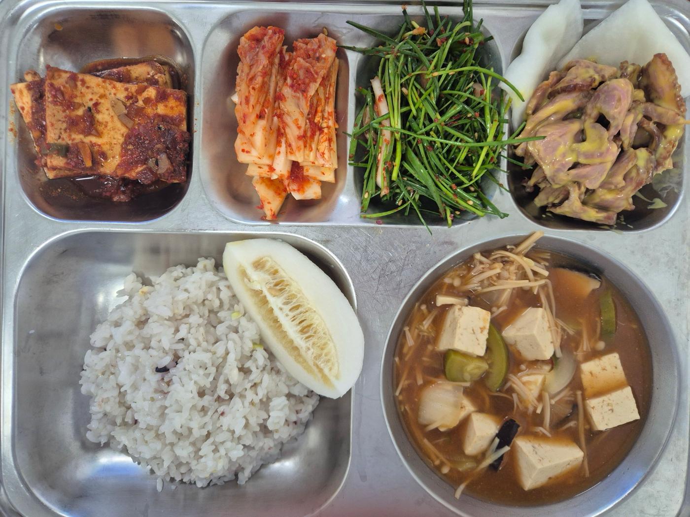 5월11일 식단(혼합잡곡밥,호박된장찌개,우리콩두부조림,훈제오리&무쌈,영양부추겉절이,금싸라기참외) 사진
